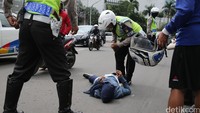 Korban yang bernama Ria Ratna tersebut langsung dievakuasi petugas Polantas dan dilarikan ke rumah sakit terdekat dengan mobil ambulans.
