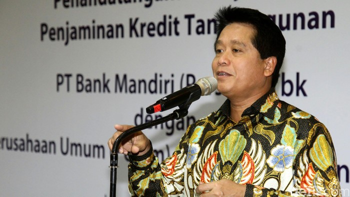 Bank Mandiri menjalin kerja sama dengan Perum Jamkrindo terkait penjaminan Kredit Tanpa Agunan (KTA). Tujuan aksi korporasi ini untuk meningkatkan realisasi kredit atau pembiayaan oleh Bank Mandiri sekaligus meningkatkan volume penjaminan oleh Perum Jamkrindo. Penandatanganan kerja sama dilakukan oleh Direktur Bisnis Penjaminan Perum Jamkrindo Bakti Prasetyo (kiri) dan Direktur Consumer Banking Bank Mandiri Hery Gunardi (kanan) di Plaza Mandiri, Jakarta, Jumat (18/3/2016).