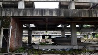 Tembok-tembok yang masih menampakkan batu bata telanjang menjadi pemandangan di beberapa bagian bangunan.