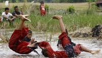 Riser selanjutnya menyaksikan tradisi yang sangat unik yang sudah barang tentu sangat di tunggu oleh risers yaitu Silek Lanyah, Silek Lanyak adalah atraksi silat yang dilakukan di tengah kubangan sawah sebagai bentuk rasa syukur atas panen yang berlimpah.