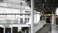 Beberapa calon penumpang melintas di Terminal Manggarai, Jakarta, Jumat (18/3/2016).