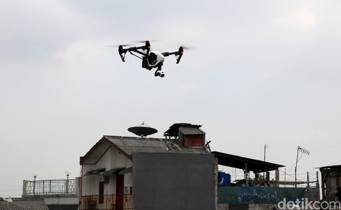 Pesawat tanpa awak (drone) dengan kamera.