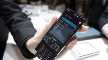 N95 yang layarnya 2,6 inch ini memakai sistem operasi Symbian v9.2, S60 3rd Edition. Memori internalnya 160 MB yang bisa diperluas dengan microSD, kemudian ada pula versi N95 8 GB. Sedangkan kameranya 5 megapixel yang saat itu, mengundang decak kagum. Foto: Getty Images
