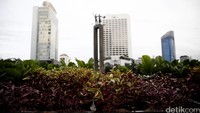 Pemasangan bunga di Bundaran HI diharapkan dapat mempercantik landmark Ibukota ini.