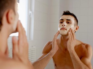 Apa Kata Wanita Tentang Pria yang Suka Bersolek?