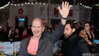 Pria pemeran Bronson Peary dalam film Eddie The Eagle itu tampak mendekati Eddie Edwards secara perlahan-lahan. Jeff Spicer/Getty Images/detikFoto.