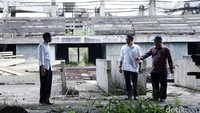 Presiden Joko Widodo melakukan inspeksi mendadak (sidak) proyek senilai Rp 2,5 triliun itu yang mangkrak karena kasus korupsi. Rusman/Setpres.