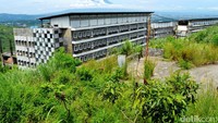 Pembangunan proyek Hambalang dihentikan sejak tahun 2011, ketika KPK mulai membongkar praktik korupsi dalam proses pembangunannya.