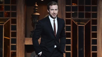 Greek Golden Ratio of Beauty Phi adalah perhitungan matematika yang menghitung bentuk bagus di alam punya rasio (phi) 1,618:1. Kita mulai dari posisi ke-10 di mana Ryan Gosling berada dengan skor 87,48%. Ryan memiliki keunggulan pada hidung dan dagu. Foto: Getty Images