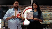 Foto tersebut ditemukan di situs belanja online. Ada dua foto yang seolah-olah dirinya adalah bintang iklan pisau tersebut.