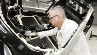 Pria, wanita bahu membahu memproduksi mobil super Jepang pertama yang diproduksi di Amerika tersebut. Pool/Honda.