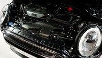 New MINI Cooper Clubman dibekali mesin 3-silinder MINI TwinPower Turbo berkapasitas 1.500 cc. Sementara MINI S Cooper Clubman mengusung mesin 4-silinder MINi TwinPower Turbo dengan kapasitas 2.000 cc.