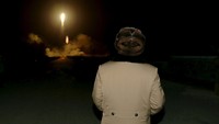 Pada April 2017, Korea Utara (Korut) lagi-lagi menggelar uji coba rudal balistik yang kontroversial. Rudal Korut itu berhasil mengudara sejauh 60 kilometer sebelum jatuh ke perairan timur negeri komunis itu. Uji coba rudal ini dilakukan menjelang pertemuan pertama antara Presiden Amerika Serikat (AS) Donald Trump dengan Presiden China Xi Jinping. Militer AS menyebut rudal yang baru diluncurkan Korut itu merupakan jenis rudal balistik KN-15 dengan jangkauan medium. Rudal jenis itu, diyakini militer AS, tidak mengancam AS (Foto: REUTERS/KCNA/Files)