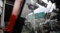 Sebuah bus melintas di depan Terminal Manggarai. Pemprov DKI Jakarta berencana menyerahkan pengelolaan halte dan terminal kepada pihak swasta.
