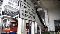 Sebuah bus menunggu calon penumpang di Terminal Manggarai.