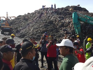 Wali Kota Makassar Pimpin Kerja Bakti Buka Jalur di TPA yang Tertutup Sampah
