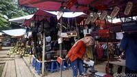 Selain menjajakan makanan dan minuman, Lenggang Jakarta juga menjual baju, tas hingga dompet.