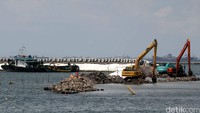 Ekskavator mengerjakan proyek reklamasi di kawasan pantai utara Jakarta, Sabtu (19/3/2016).