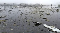 Pecahan puing pesawat tersebar hingga ke area berjarak 1,5 kilometer dari lokasi jatuhnya pesawat. Russian Emergencies Ministry/Reuters/detikFoto.