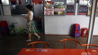 Wisatawan asing melintas di depan kios Lenggang Jakarta.