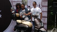 Dua konsumen Peugeot Scooters, Imam Darto dan Kamal berpose bersama Managing Director Garansindo Dhani Yahya di Peugeot Django. Foto: Dadan Kuswaraharja