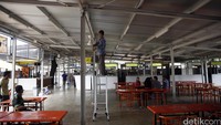 Pekerja mengecek kondisi kipas angin di kios Lenggang Jakarta. Pemprov DKI Jakarta berencana menambah kios di pusat kuliner ini.