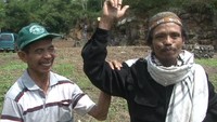 Di indonesia sendiri, kisah Sumanto siapa yang tak pernah mendengar. Pria asal Purbalingga, Jawa Tengah itu diketahui membongkar kuburan seorang nenek dan memakan daging mayatnya. Kejadian tersebut terjadi pada 2003 silam.  (Foto: Arbi Anugrah/detikcom)