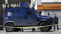 Polisi bersenjata api laras panjang disiagakan di sekitar lokasi ledakan bom bunuh diri. Reuters/Murad Sezer.
