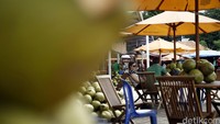 Wisatawan asing menikmati jajanan di Lenggang Jakarta.