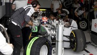 Tabrakan ini mengakibatkan bodi mobil Grosjean rusak cukup parah, dan memerlukan perbaikan sampai sekitar setengah jam. Brandon Malone/Reuters/detikFoto.
