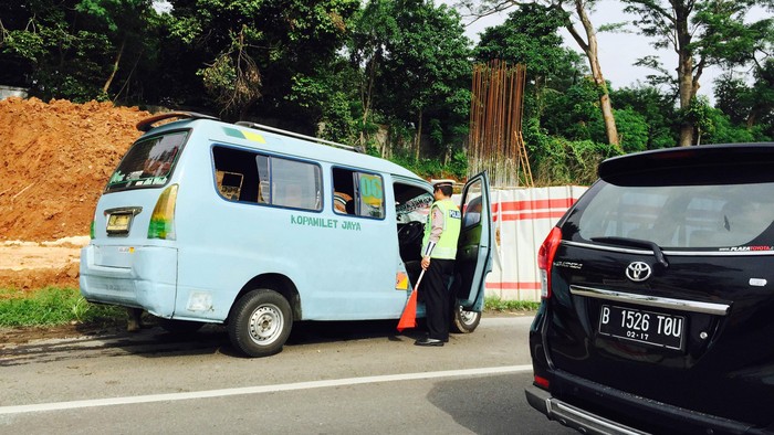 Mikrolet Tabrak Pagar Proyek LRT, Tol Jagorawi Arah Jakarta Macet