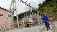 Petugas beraktivitas di PLTA Orya Genyem 2 x 10 Megawatt (MW) Papua. Agus Trimukti/Humas PLN.