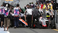 Rio Haryanto menabrak Grosjean yang sudah mengambil jalurnya lebih dulu pada awal sesi latihan ketiga di Sirkuit Albert Park, Melbourne, Sabtu (19/3/2016). Brandon Malone/Reuters/detikFoto.