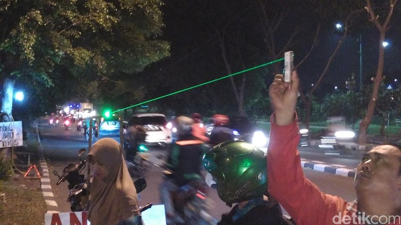 Tukang Laser Hijau Yang Menjamur di Jalanan Ibukota, Saatnya Ditertibkan? Tukang Laser Hijau Yang Menjamur di Jalanan Ibukota, Saatnya Ditertibkan?