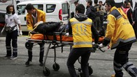 Petugas mengevakuasi korban bom bunuh diri. Reuters/Kemal Aslan.