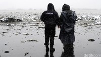 Pesawat yang membawa 55 penumpang dan tujuh awak ini, jatuh saat hendak mendarat di bandara Rostov-on-Don pada Sabtu (19/3) dini hari. Stringer/Reuters/detikFoto.