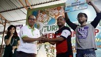 Selain mendapatkan piala pemenang mendapatkan hadiah uang pembinaan.
