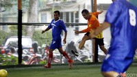 Aksi Menteri Perindustrian RI Saleh Husein saat bermain futsal di Planet Futsal, Jakarta, Minggu (20/3/2016).