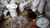 Selain pemanfaatan sampah plastik, kegiatan ini juga sekaligus untuk mengurangi dampak pencemaran lingkungan.