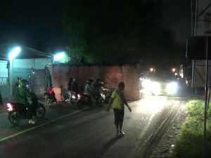 Truk Muat Peralatan Dapur Terguling Diseruduk Bus Ziarah
