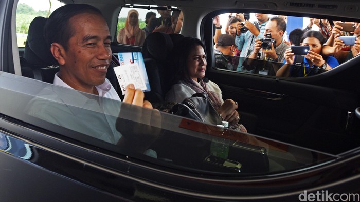 Jokowi Bagikan Kartu Sakti di Dusun Kalimantan Barat