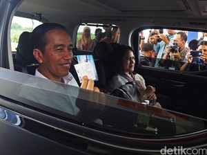 Jokowi Bagikan Kartu Sakti di Dusun Kalimantan Barat