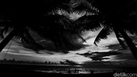 Menikmati secangkir kopi ditemani senja di Pantai Padang, sumatera Barat, sunguh nikmatnya.