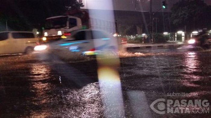 Jalan Medan Merdeka Timur Tergenang Air 40 Cm