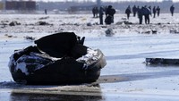 Salah satu dari dua bagian kotak hitam yang berisi rekaman penerbangan ini ditemukan di antara puing-puing pesawat. Maxim Shemetov/Reuters/detikFoto.