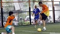 Saleh Husein berama dengan Direktur Utama BPJS Ketenagakerjaan Agus Susanto bermain futsal melawan Tim Futsal Forwin (Forum Wartawan Industri) dalam ajang eksibisi Tournamen Kemenperin Cup 2016.
