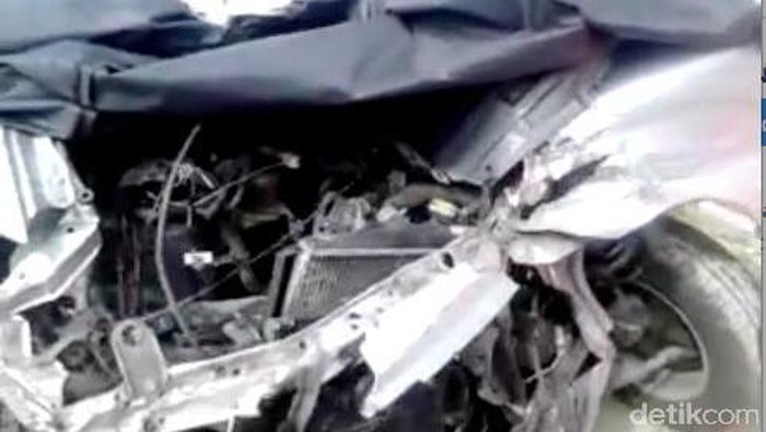Terobos Pintu Perlintasan, Xenia Ringsek Berat Ditabrak Kereta