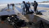 Tim penyidik Rusia telah menemukan kotak hitam pesawat Flydubai. Maxim Shemetov/Reuters/detikFoto.