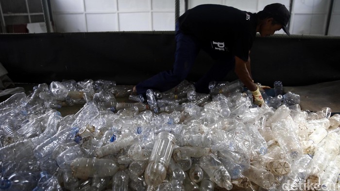 2017, Kemenkeu Bakal Kaji Cukai Plastik dengan DPR