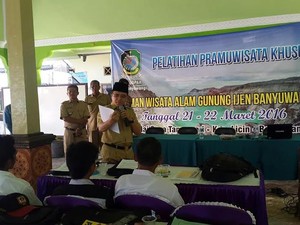 Hebat, Penambang Belerang Gunung Ijen ini Fasih Berbahasa Inggris dan Prancis